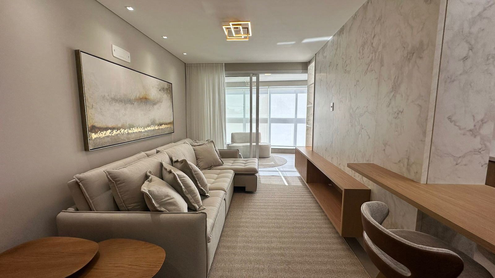 Sala de estar ampla e iluminada