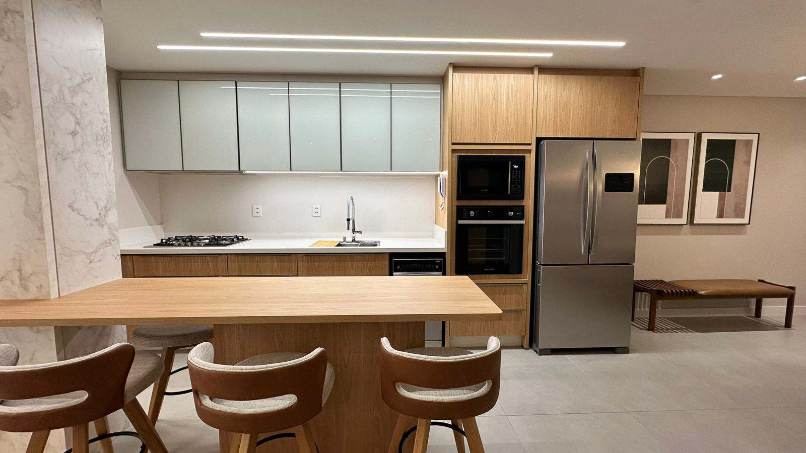 Cozinha com ilha e eletros embutidos