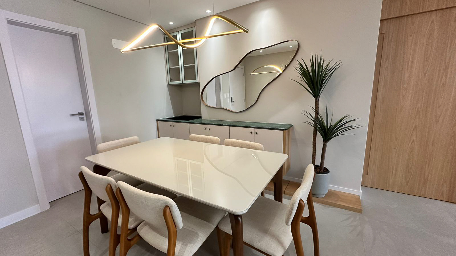 Sala de jantar com design contemporâneo