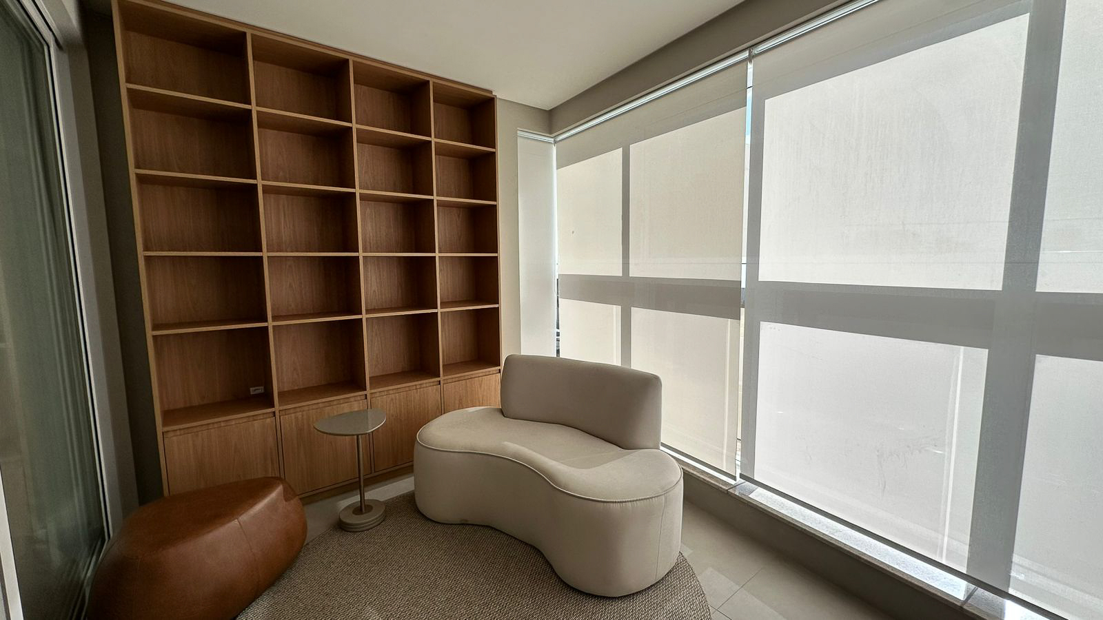 Estar íntimo com estante sob medida