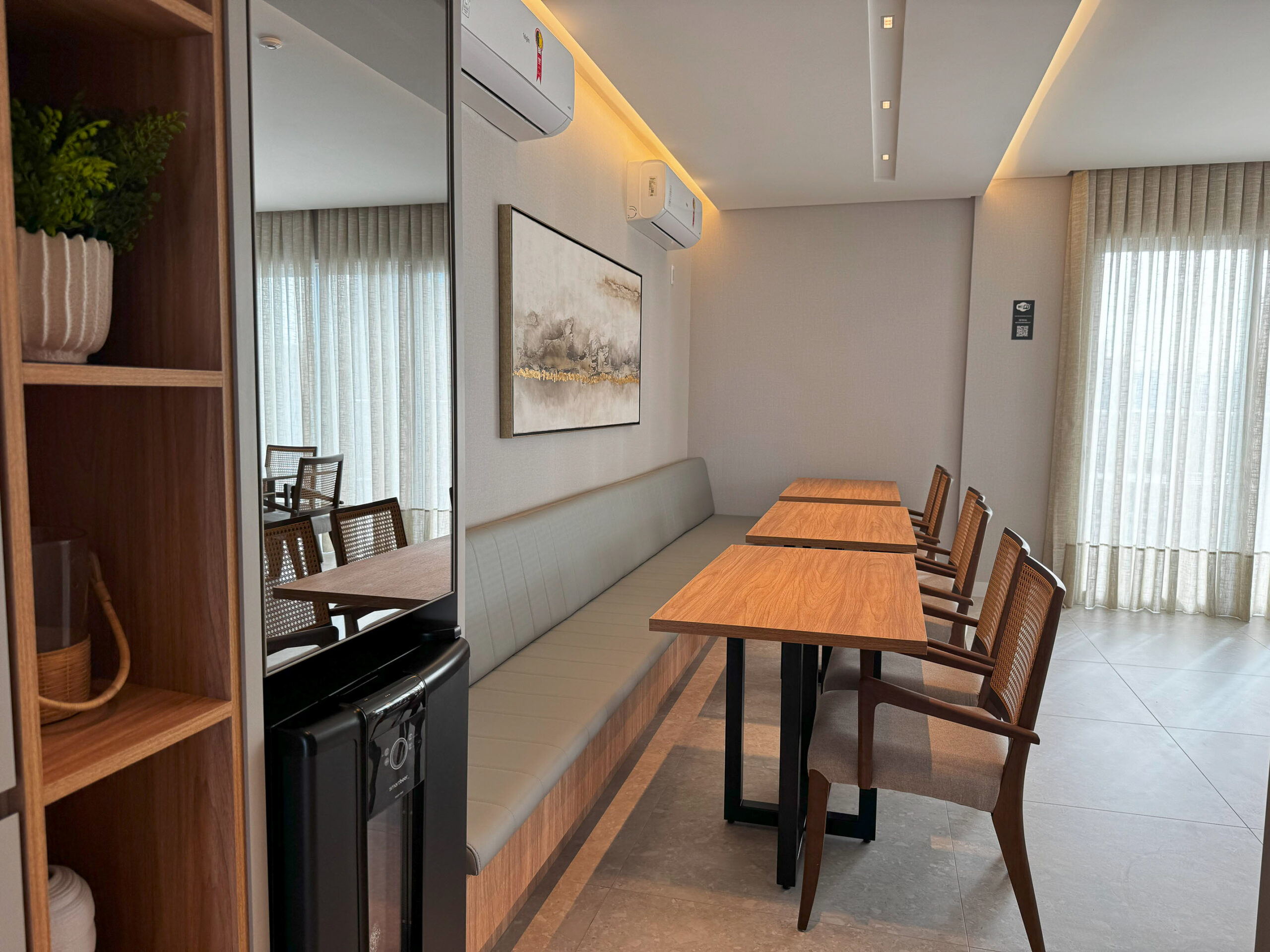 Sala integrada à varanda com portas de correr