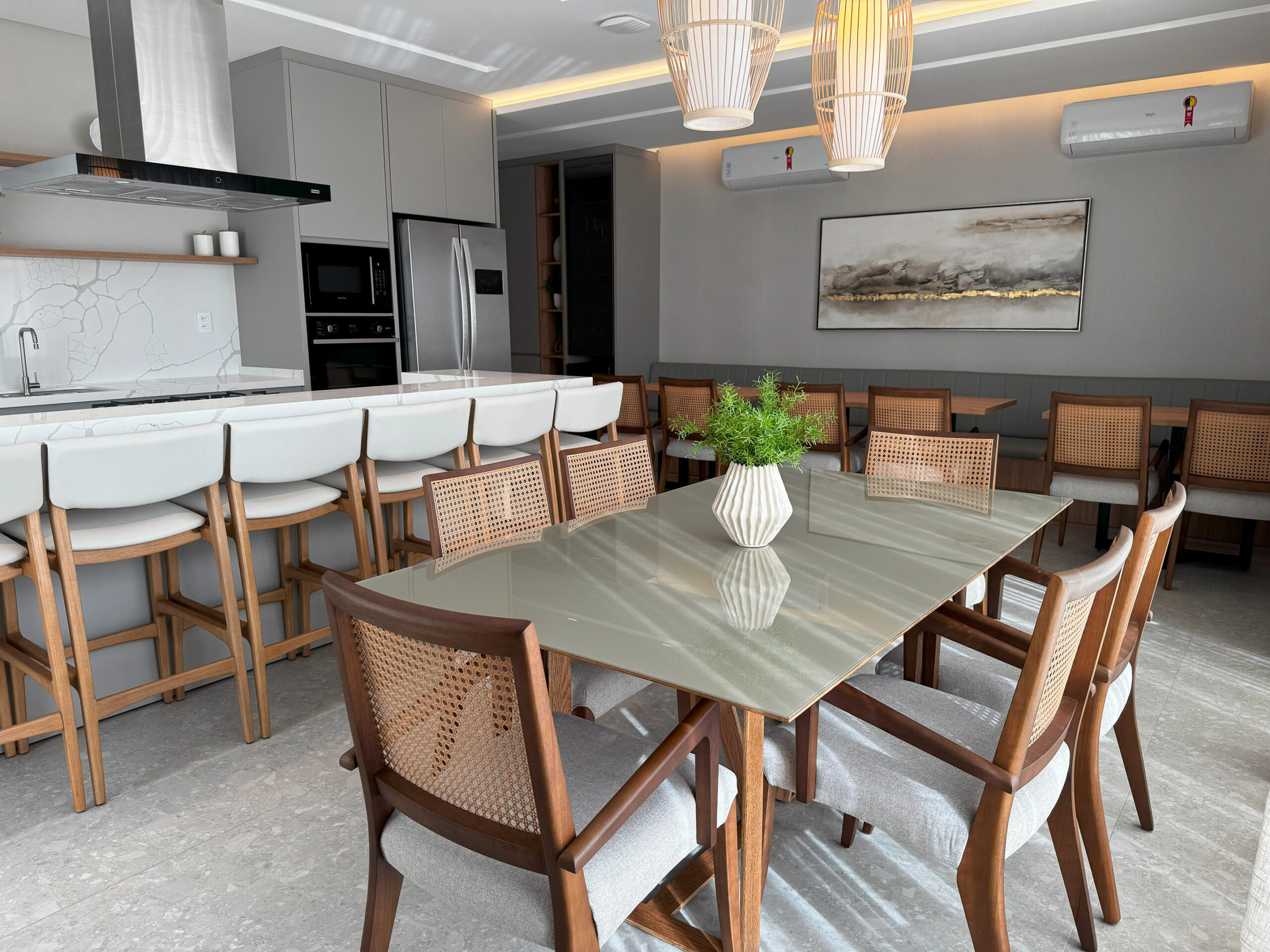 Academia com equipamentos e vista externa