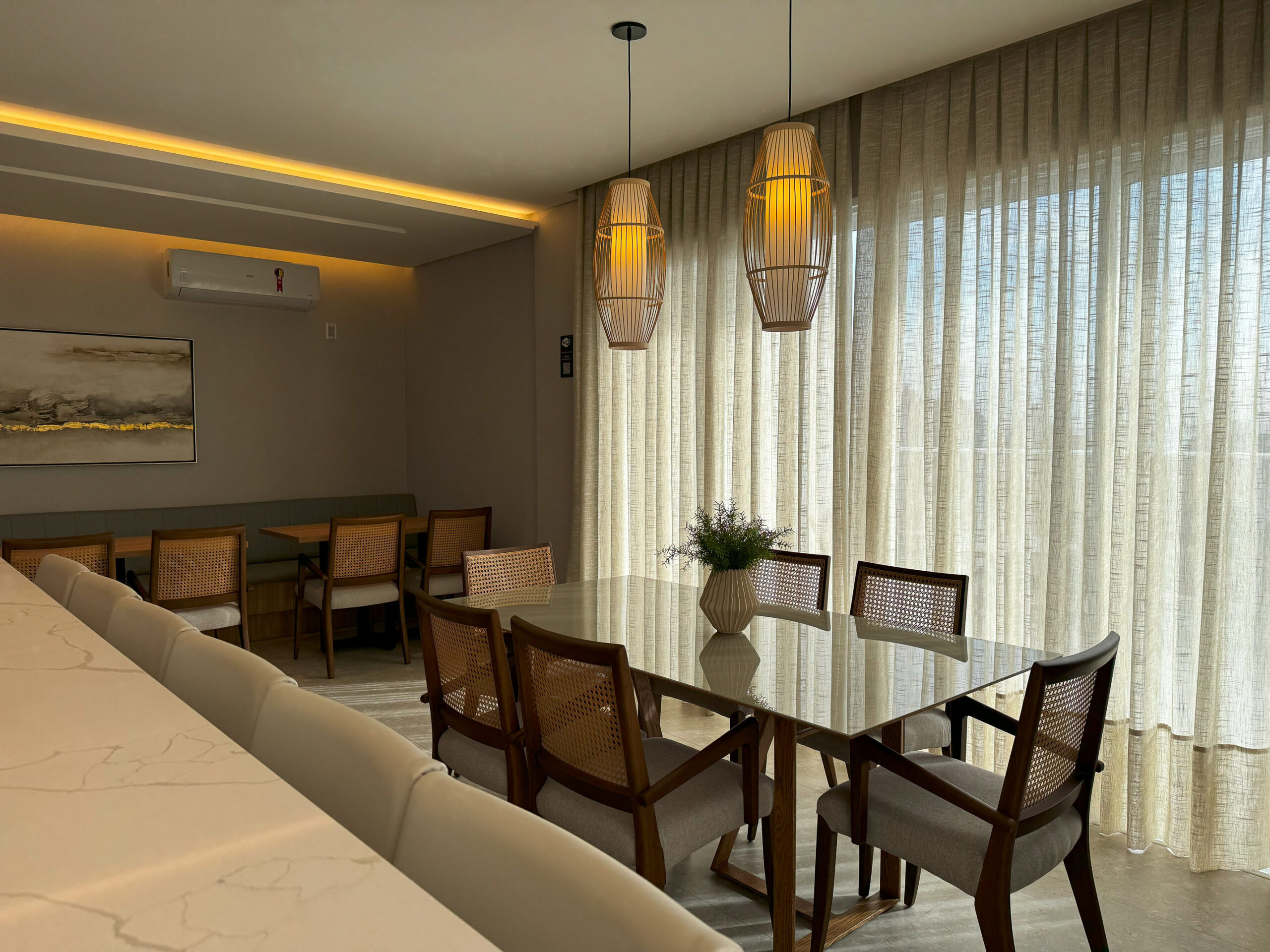 Academia com TV, halteres e esteiras