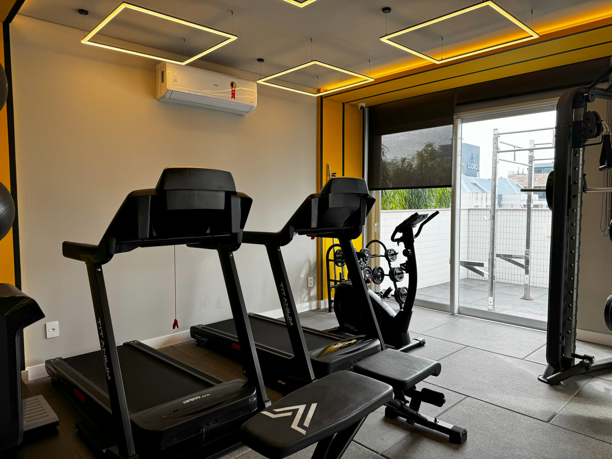 Piscina com borda infinita e vista urbana