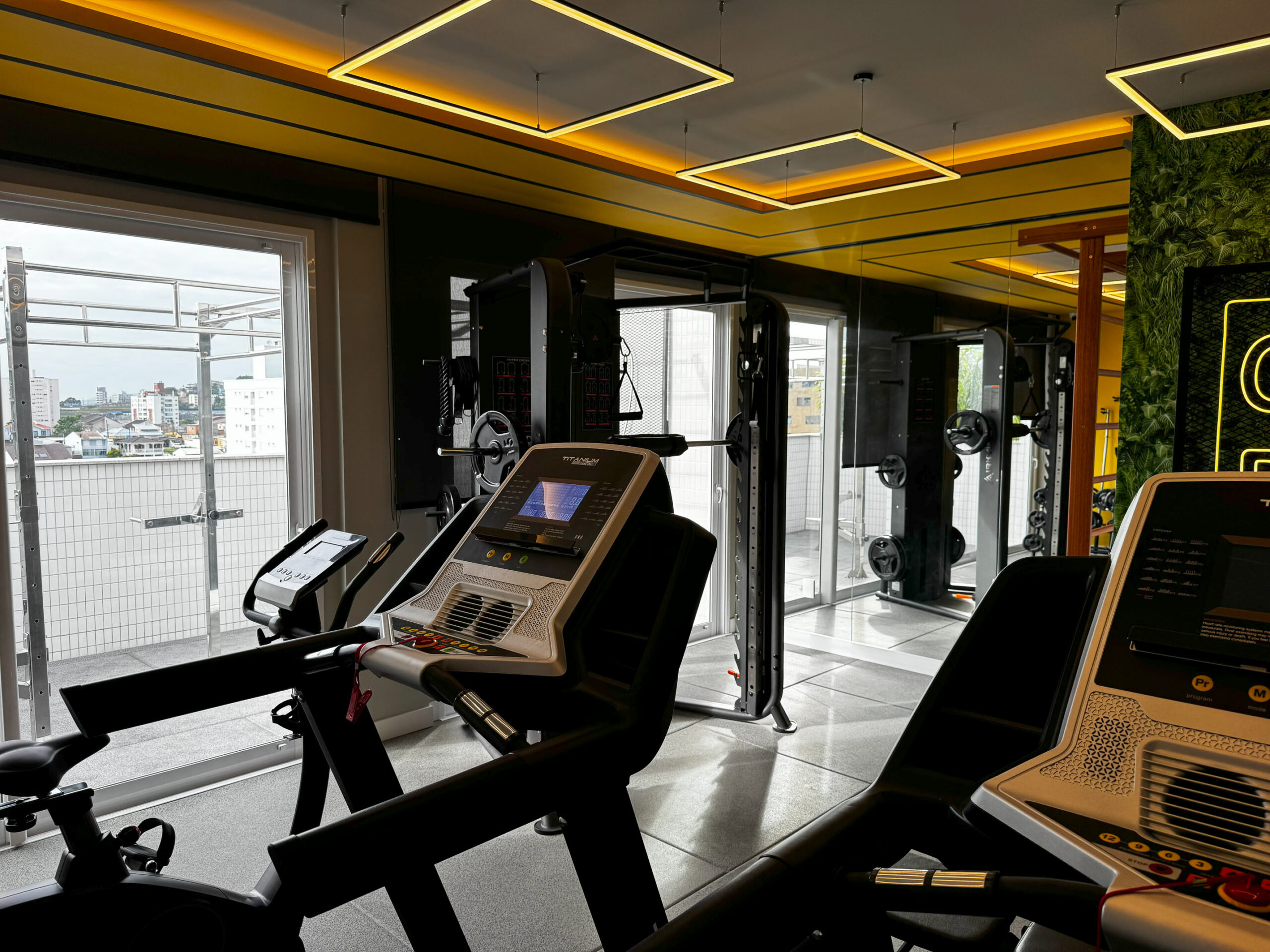 Piscina com vista panorâmica da cidade