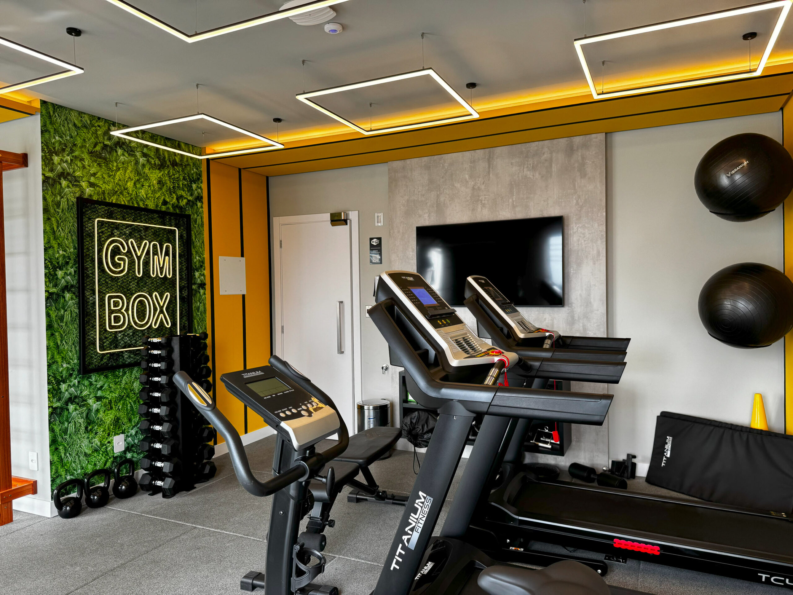 Piscina elevada com skyline ao fundo