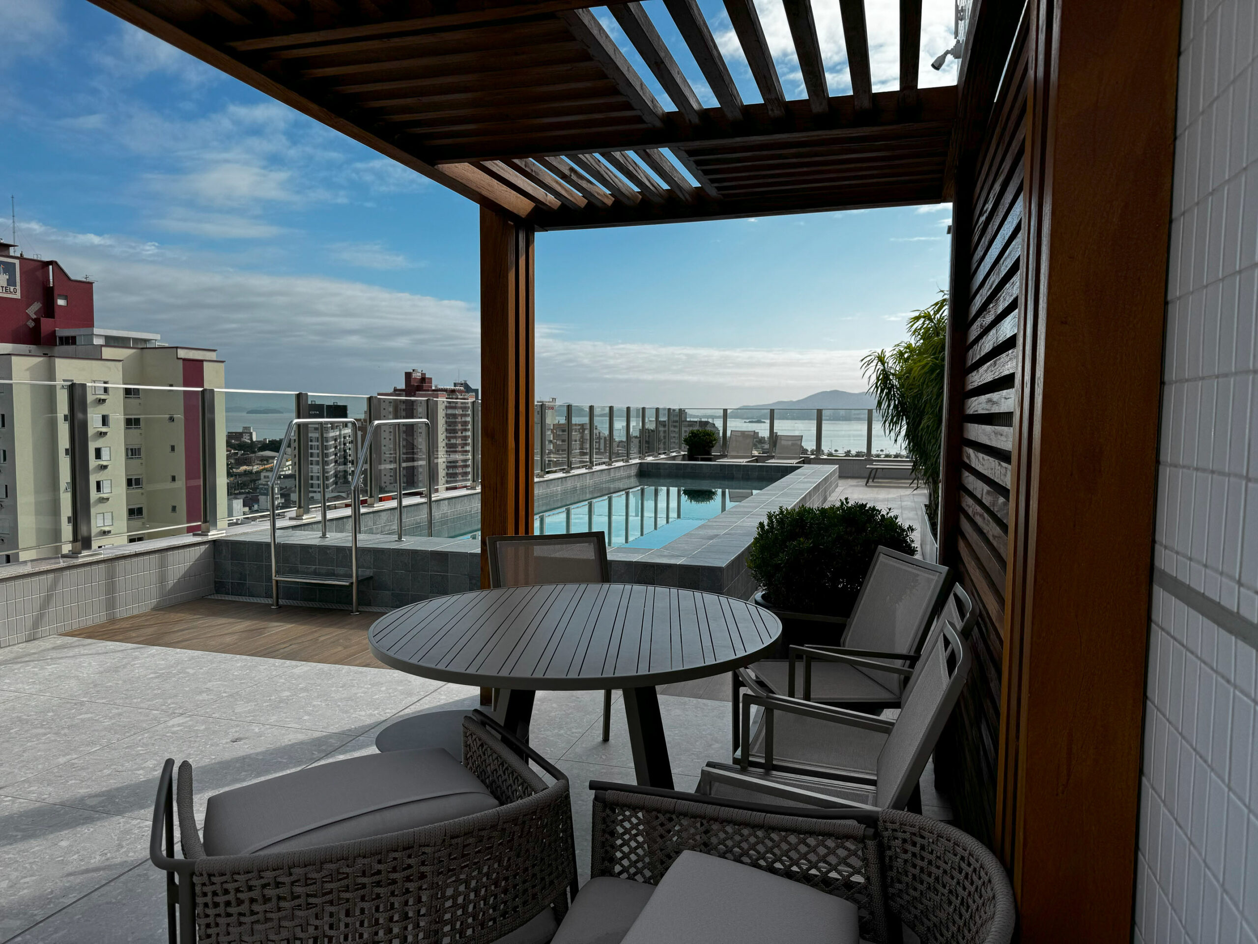 Cobertura com piscina ao entardecer