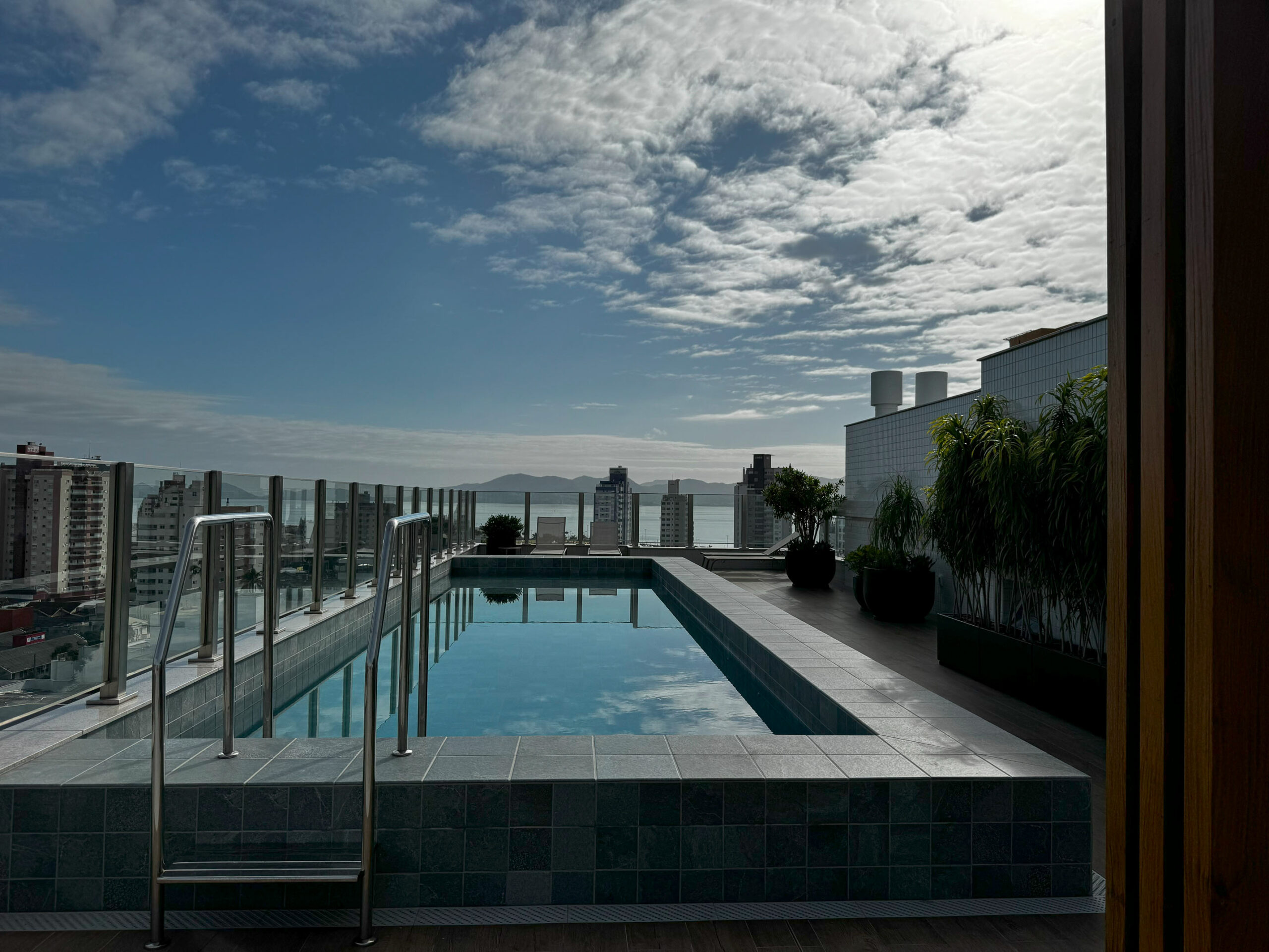 Cobertura com piscina ao entardecer vista 2