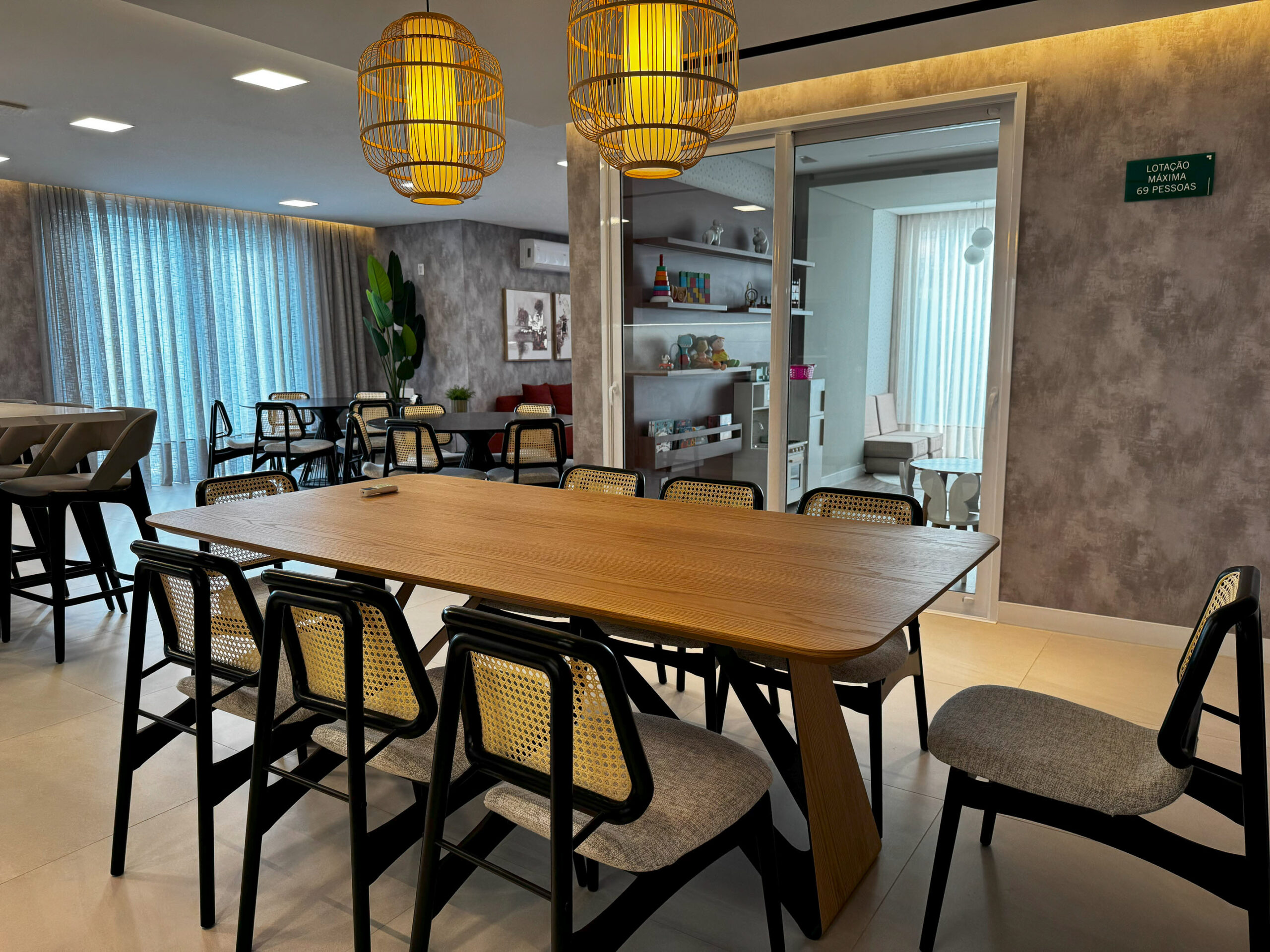 Sala de jantar com mesa redonda e luminária