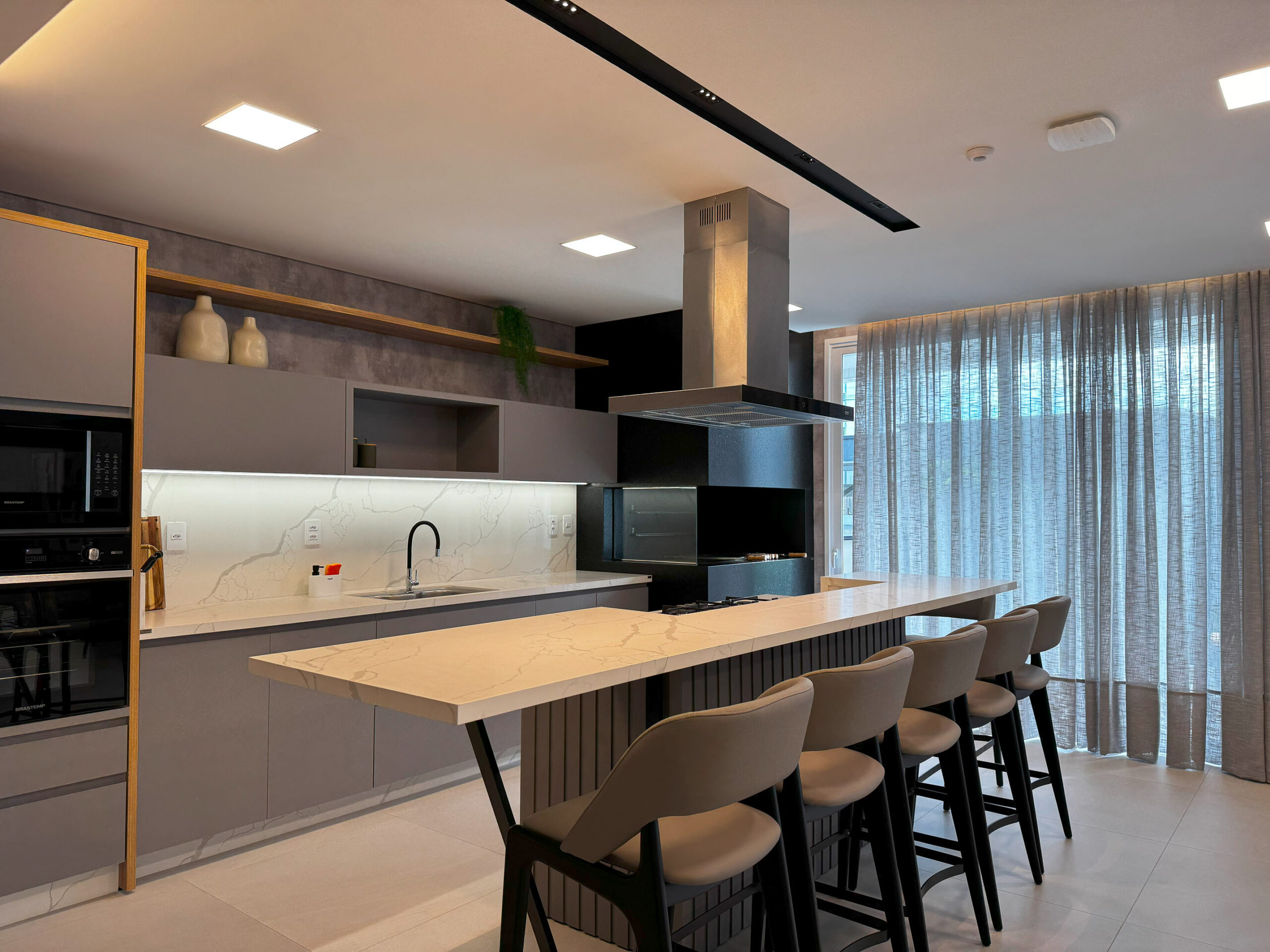 Cozinha com ilha central e armários embutidos