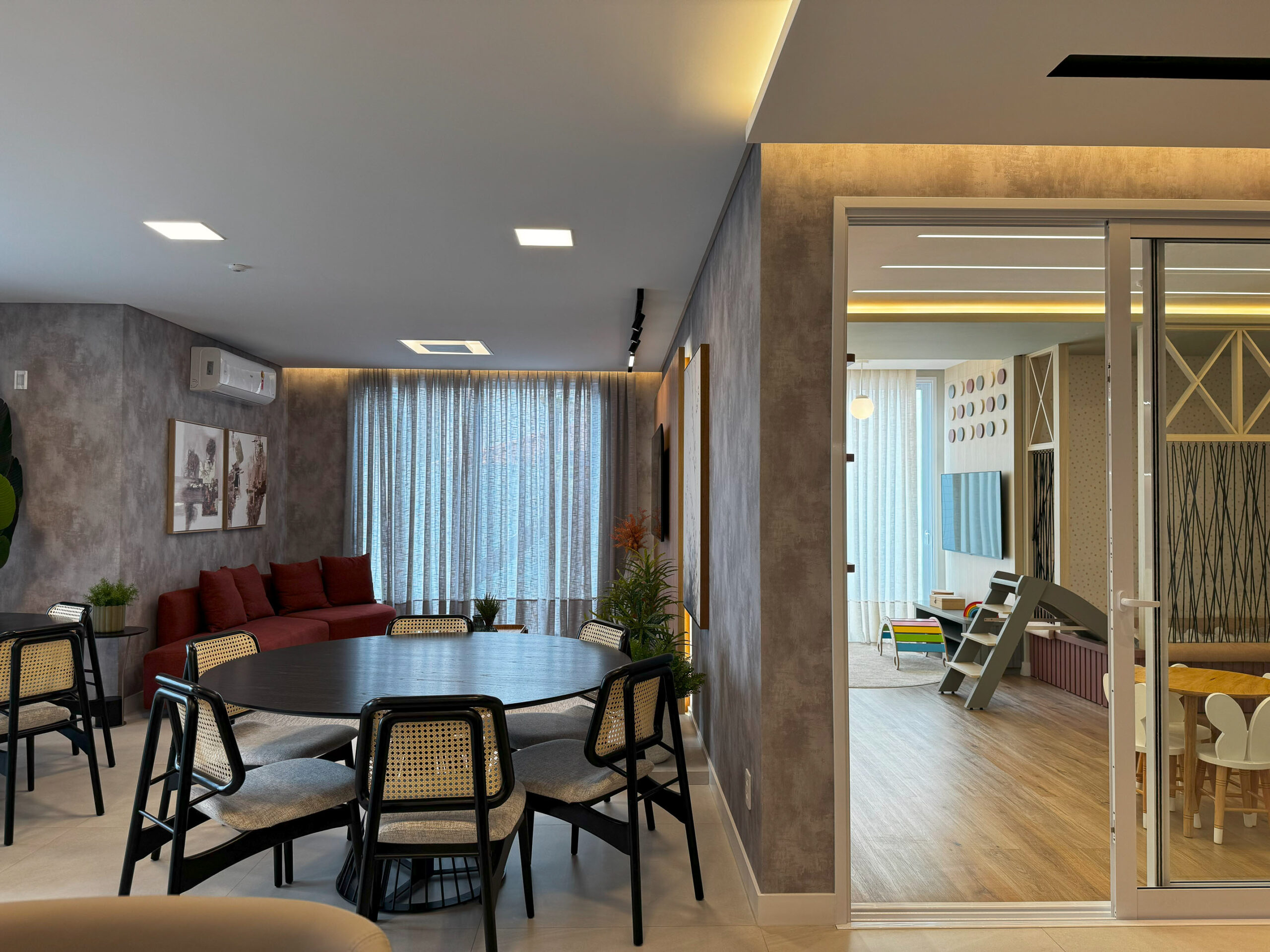 Cozinha clean com armários superiores e inferiores