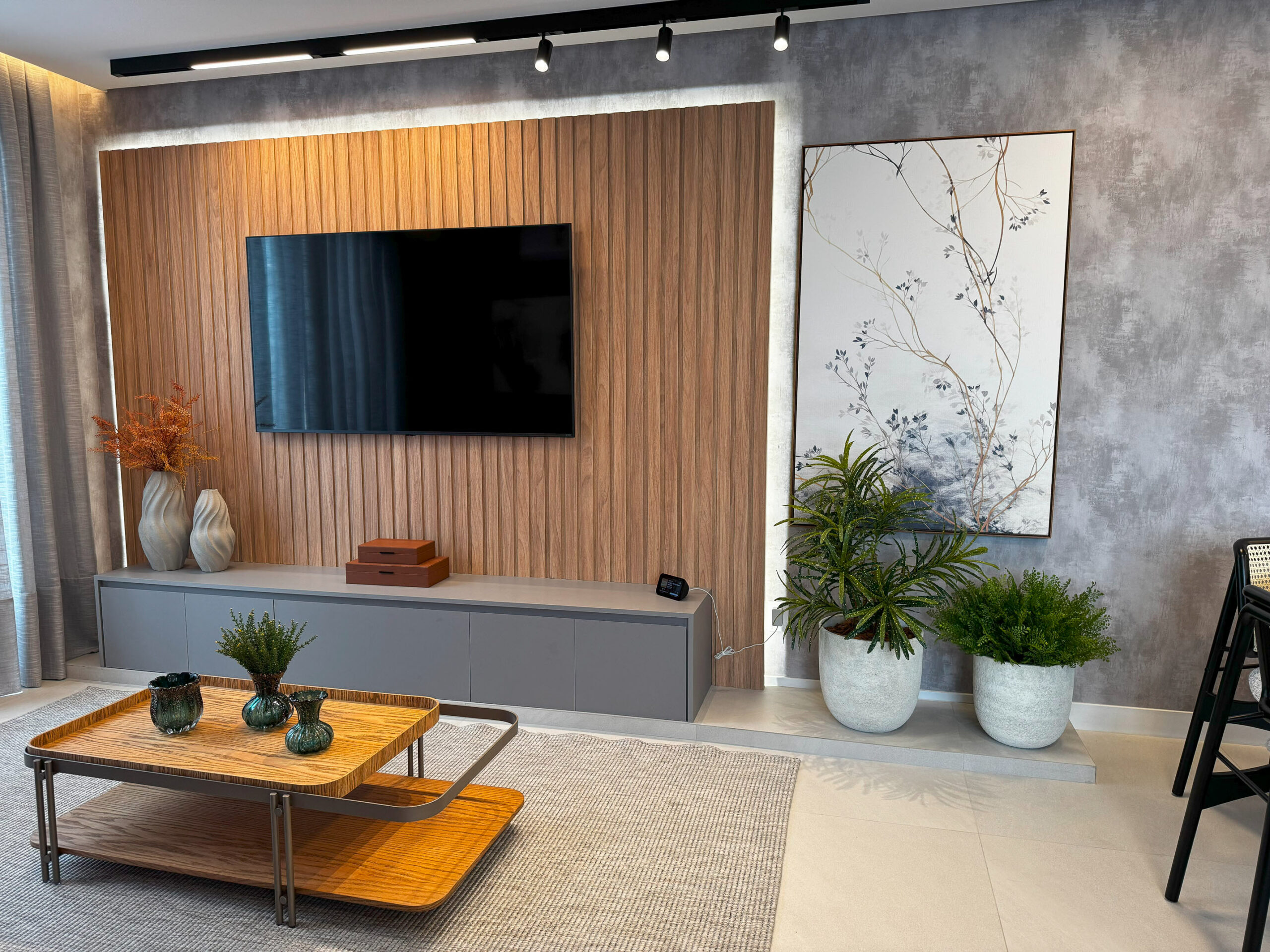 Sala de jantar com pendentes contemporâneos