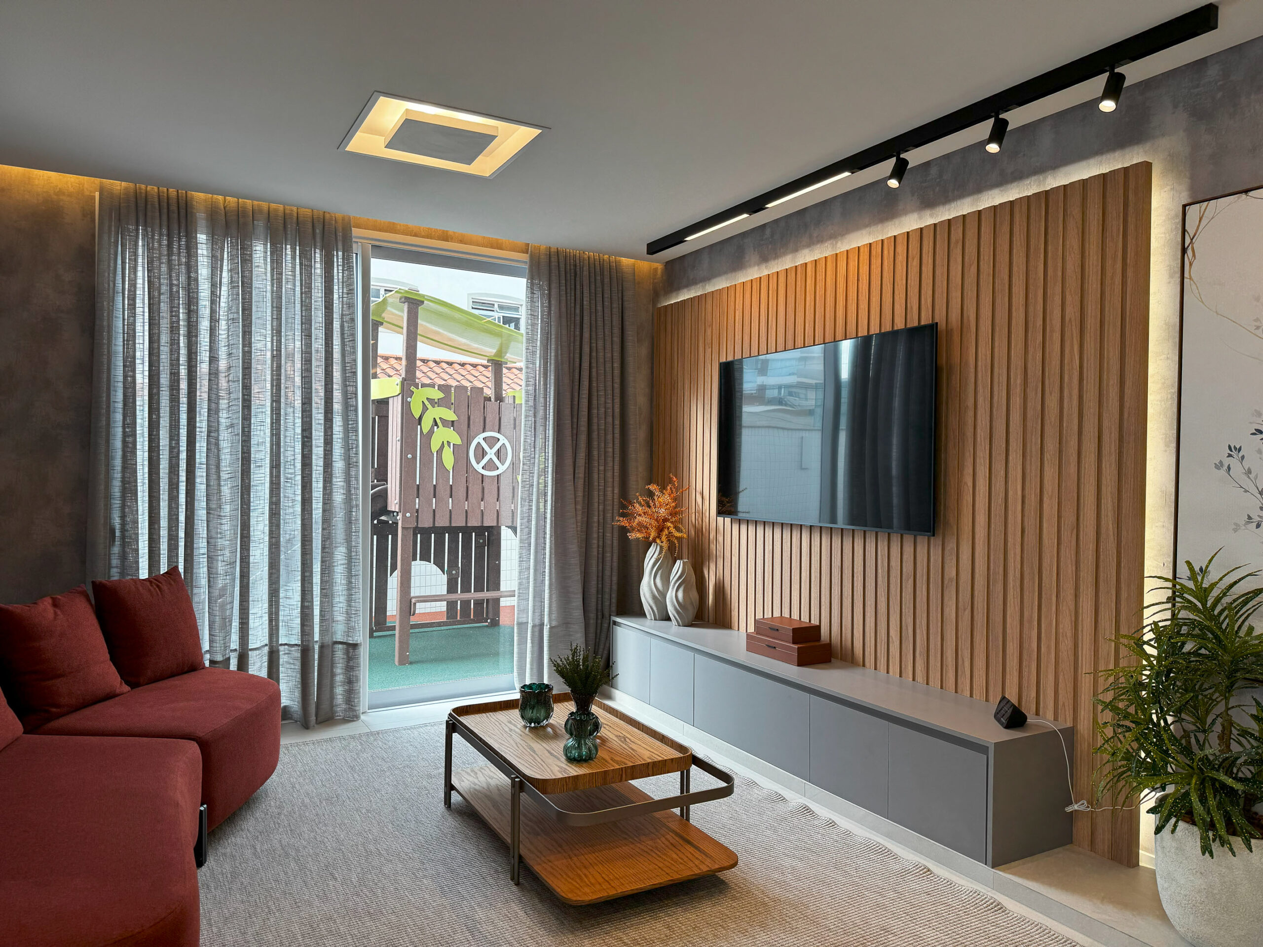 Varanda descoberta com banco e vasos de plantas