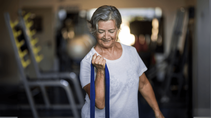 Moradia para idosos em Florianópolis- como a Beco Castelo antecipa o futuro do mercado imobiliário 60+ Mulher de cabelos grisalhos, vestindo roupas esportivas, se exercitando em momento de cuidado com o corpo e a saúde